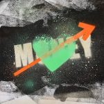 Urbane Collage-Kunst auf Papier: Eine expressive Street-Art-Kombination aus dem geschablonenhaften Wort "MONEY", einem zentralen, gesprühten, neon-grünen Herzen und einem diagonalen, orangefarbenen Pfeil, der nach oben zeigt. Die rohe, schwarz-weiße Hintergrundstruktur und die Farbspritzer erzeugen einen dynamischen, urbanen Vibe. Das Bild symbolisiert das komplexe, aber oft positive Verhältnis von Erfolg und Leidenschaft.