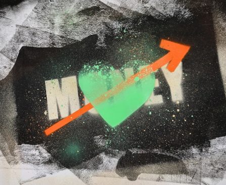 Urbane Collage-Kunst auf Papier: Eine expressive Street-Art-Kombination aus dem geschablonenhaften Wort "MONEY", einem zentralen, gesprühten, neon-grünen Herzen und einem diagonalen, orangefarbenen Pfeil, der nach oben zeigt. Die rohe, schwarz-weiße Hintergrundstruktur und die Farbspritzer erzeugen einen dynamischen, urbanen Vibe. Das Bild symbolisiert das komplexe, aber oft positive Verhältnis von Erfolg und Leidenschaft.
